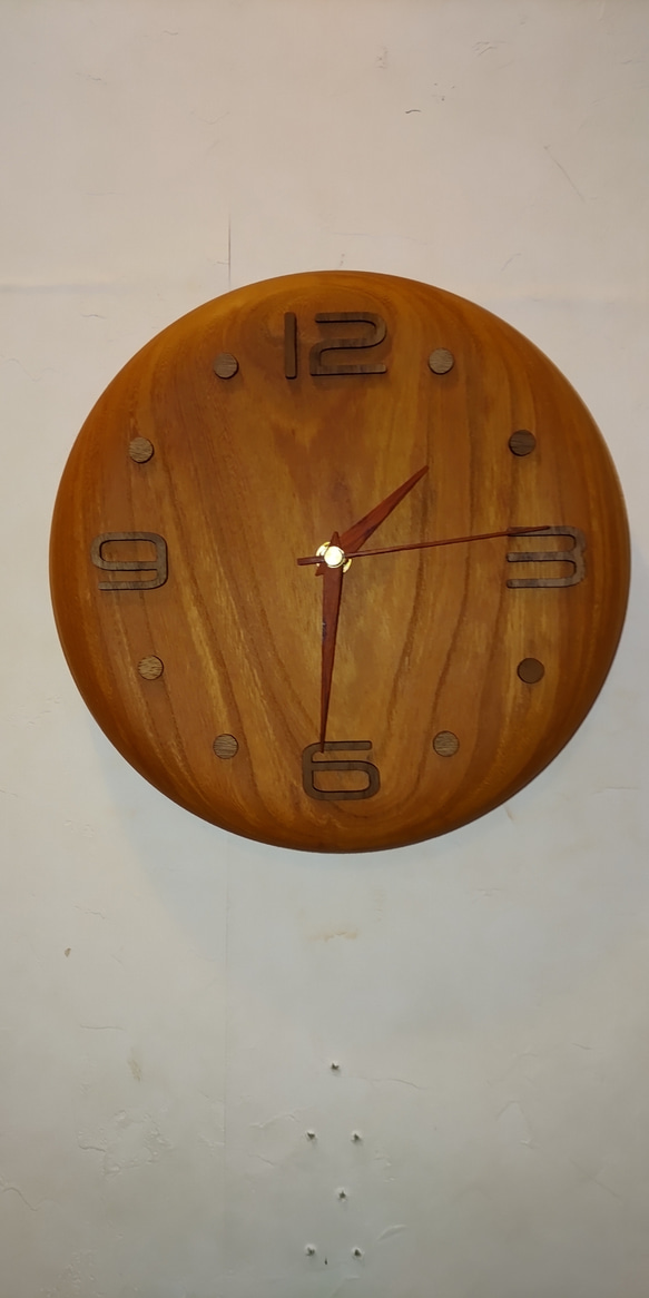 ケヤキ一枚とマホガニー木針の掛け時計 4枚目の画像