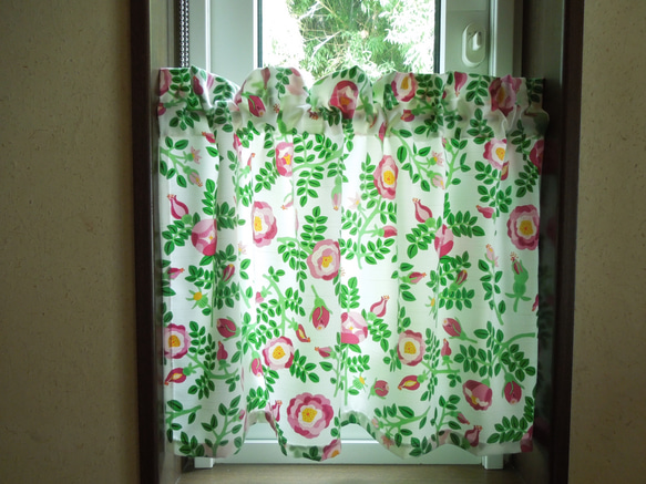 小窓用ちいさめ・75幅×45丈花柄プリントの可愛いカフェカーテン 6枚目の画像