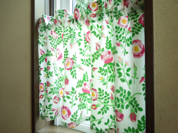 小窓用ちいさめ・75幅×45丈花柄プリントの可愛いカフェカーテン 2枚目の画像