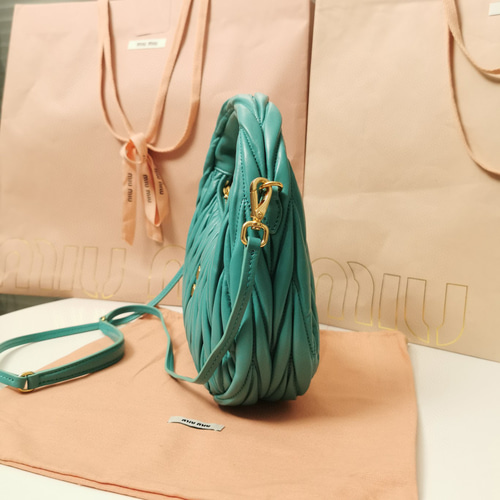 すぐ届く！MiuMiu ショルダーバッグ miumiu ショルダーバック