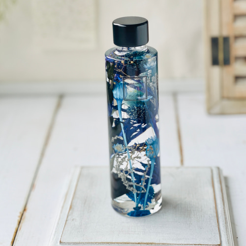 ダークブルーのハーバリウムM/円筒ボトル ハーバリウム・植物標本  