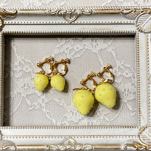水色のいちごとリボンのイヤリング 苺 イチゴ ピアス