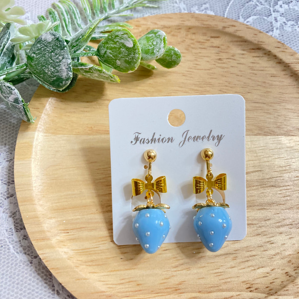 水色のいちごとリボンのイヤリング 苺 イチゴ ピアス