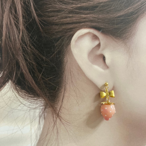 ピンクのいちごとリボンのピアス 苺 イチゴ イヤリング