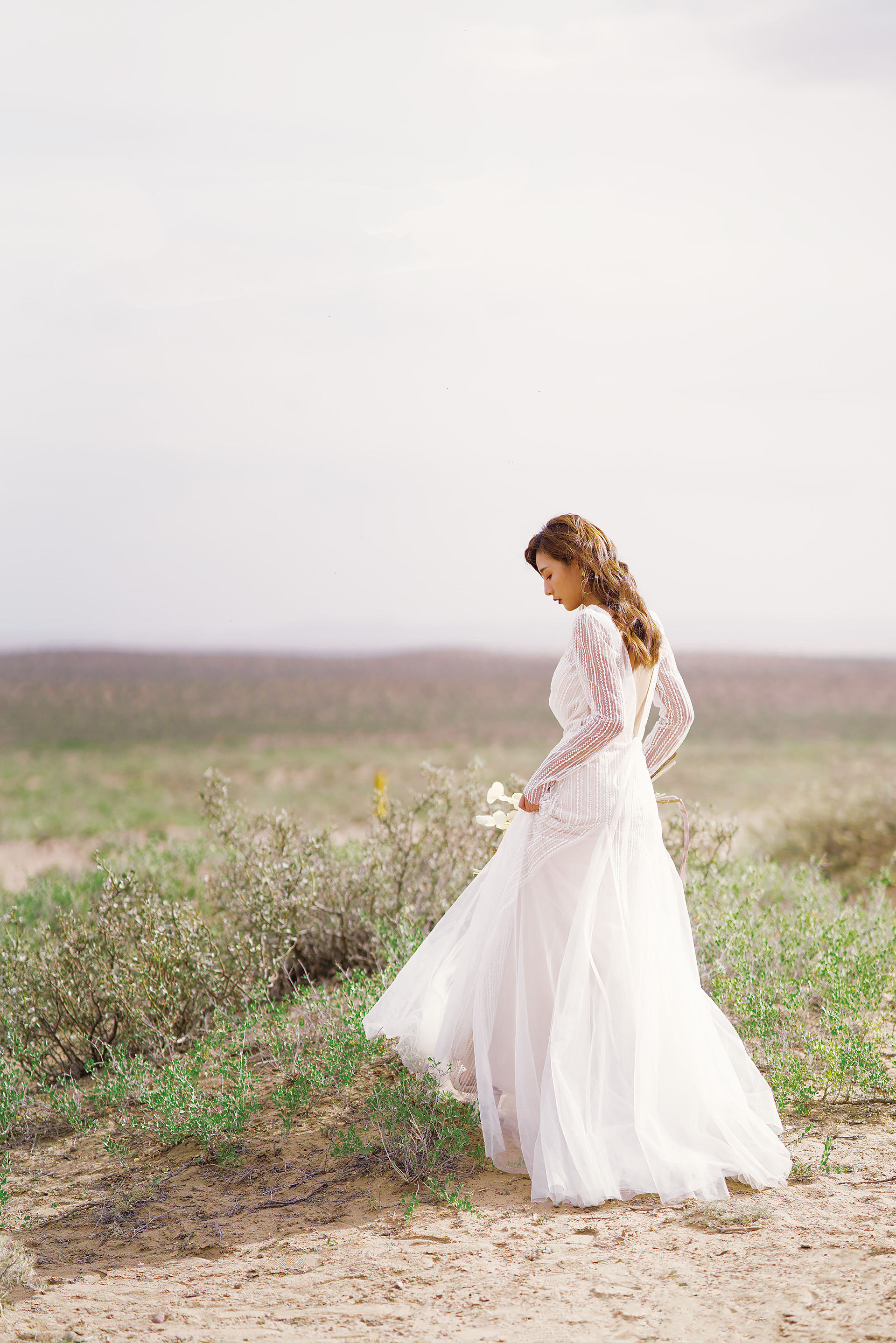 ディープV スパンコール長袖ウエディングドレス フォト 前撮り