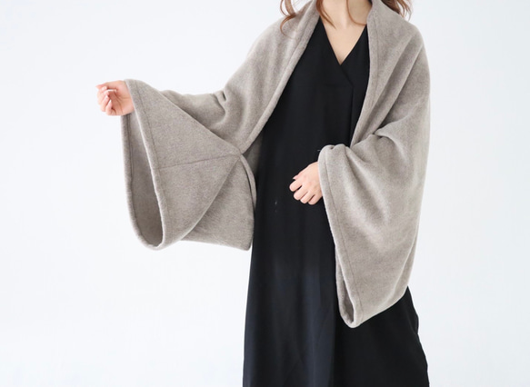 秋冬春3way大人の高級メルトンフリースストール／ストールにもアウターにもブランケットにも使い方色々／グレージュ 3枚目の画像