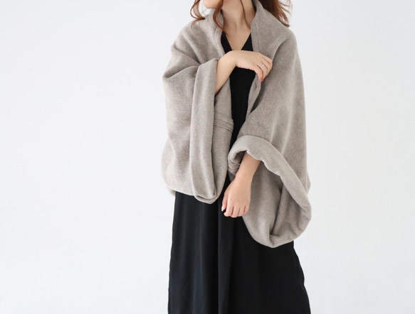 秋冬春3way大人の高級メルトンフリースストール／ストールにもアウターにもブランケットにも使い方色々／グレージュ 9枚目の画像