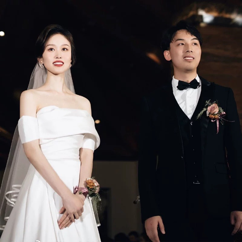 オフショルダー フレンチライトウエディングドレス