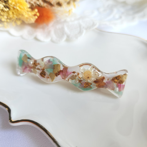 ミントグリーン】フラワーレジンうねうね波形ヘアクリップ