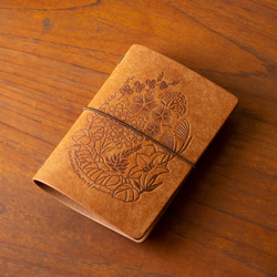 【秋季限定】トラベラーズノートパスポートサイズ　コニャック-秋の七草- 1枚目の画像