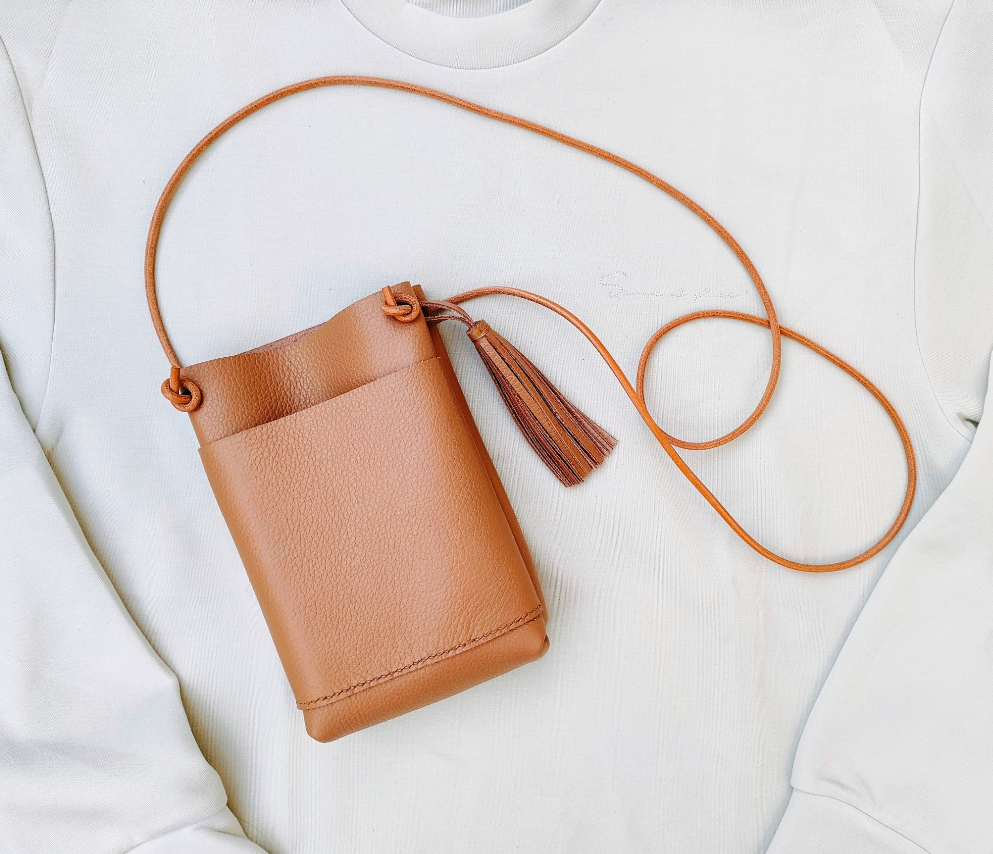 【国産革】大人のスマーポ（スマホポシェット/ショルダーバッグ/レザー/コンパクト/ユニセックス）ピンクベージュ