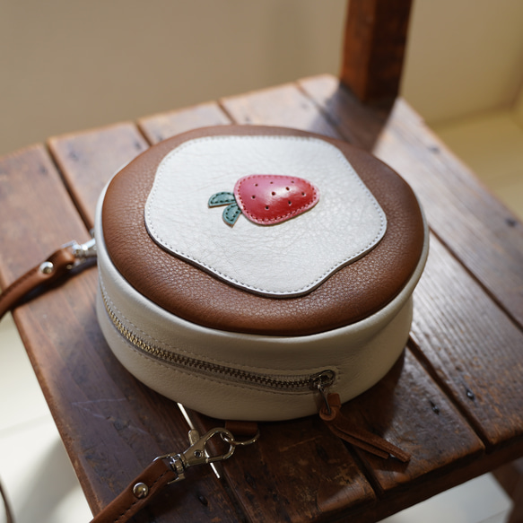 販売終了【苺ケーキポシェット】　スイートポシェット　|　甘いバッグ　|　ヘルシーポシェット　|　小さいバッグ 2枚目の画像