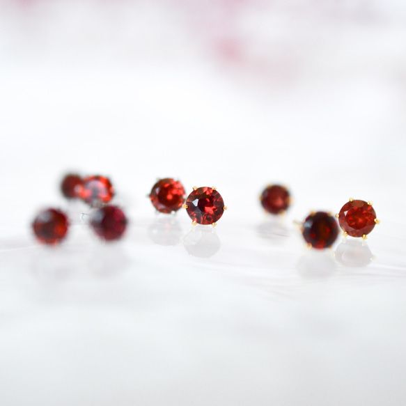 【天然石ガーネットの一粒スタッドピアス】赤 / 4mm /サージカルステンレス / つけっぱなしok 9枚目の画像