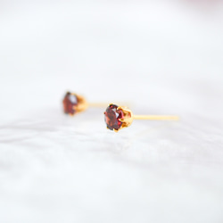 【天然石ガーネットの一粒スタッドピアス】赤 / 4mm /サージカルステンレス / つけっぱなしok 5枚目の画像