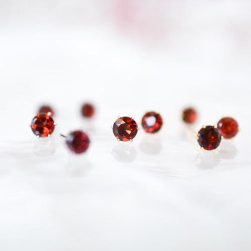 天然石ガーネットのシンプルな一粒スタッドピアス】赤 / 4mm