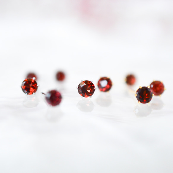 【天然石ガーネットの一粒スタッドピアス】赤 / 4mm /サージカルステンレス / つけっぱなしok 8枚目の画像