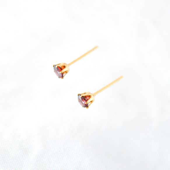 【天然石ガーネットの一粒スタッドピアス】赤 / 4mm /サージカルステンレス / つけっぱなしok 6枚目の画像