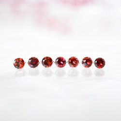 【天然石ガーネットの一粒スタッドピアス】赤 / 4mm /サージカルステンレス / つけっぱなしok 7枚目の画像
