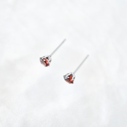 【天然石ガーネットの一粒スタッドピアス】赤 / 4mm /サージカルステンレス / つけっぱなしok 3枚目の画像