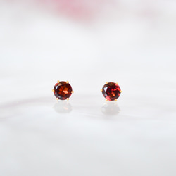 【天然石ガーネットの一粒スタッドピアス】赤 / 4mm /サージカルステンレス / つけっぱなしok 4枚目の画像