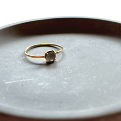 天然石　タンザニア産　ゴールデンシャインムーンストーン　5×5mmラウンド　爪留めリング　指輪 6枚目の画像