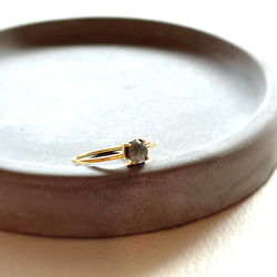 天然石　タンザニア産　ゴールデンシャインムーンストーン　5×5mmラウンド　爪留めリング　指輪 2枚目の画像