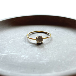 天然石　タンザニア産　ゴールデンシャインムーンストーン　5×5mmラウンド　爪留めリング　指輪 5枚目の画像
