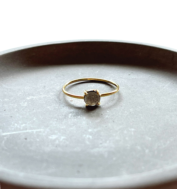 天然石　タンザニア産　ゴールデンシャインムーンストーン　5×5mmラウンド　爪留めリング　指輪 5枚目の画像