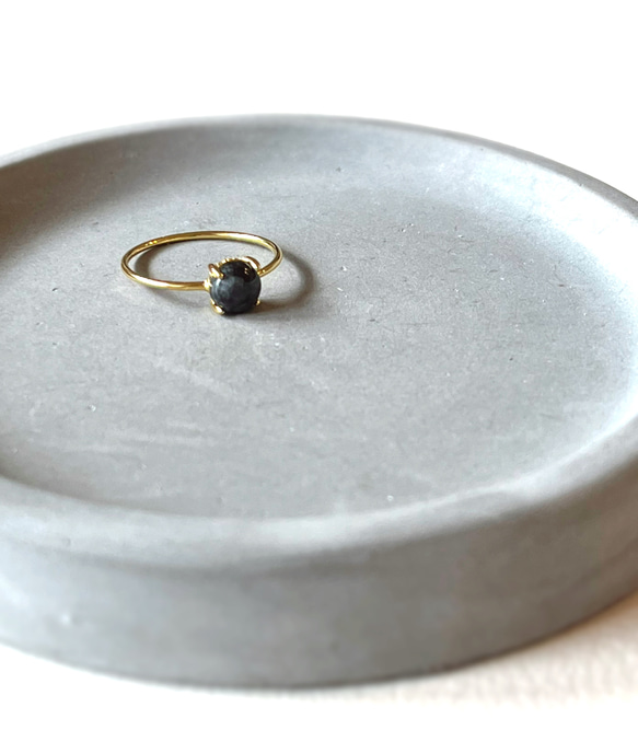 天然石　ビルマ産　黒翡翠 6×6mmラウンド　爪留めリング　指輪　silver925  18KGP 2枚目の画像
