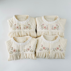 ⭐︎オーダー製作⭐︎衿レースツーウェイオール（新生児〜70サイズ着用）４重ガーゼ　手刺繍 2枚目の画像
