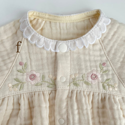 ⭐︎オーダー製作⭐︎衿レースツーウェイオール（新生児〜70サイズ着用）４重ガーゼ　手刺繍 15枚目の画像