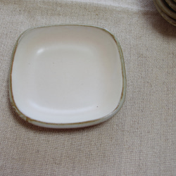 ゆるい角皿(白化粧) 一辺11.0cm 3枚目の画像