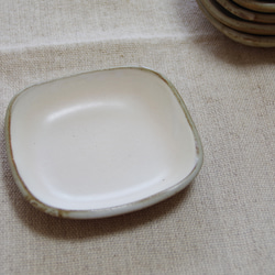 ゆるい角皿(白化粧) 一辺11.0cm 4枚目の画像