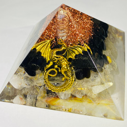 【きんうんUP・まよけ・ざいうんUP】ドラゴン 黄金比ピラミッド型 オルゴナイト 1枚目の画像
