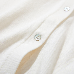 ★現貨★ 全年熱賣！ 100%純棉長袖V領開襟衫 針織系列 白色 220902-01 第4張的照片