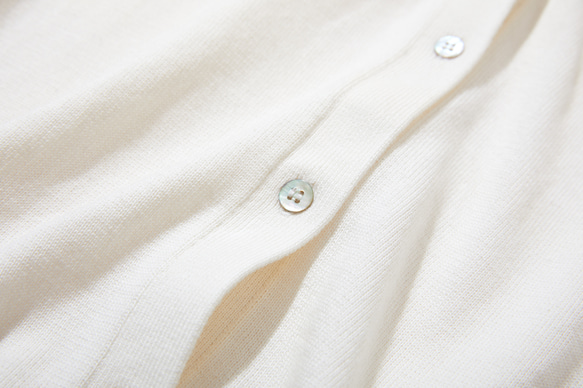 ★現貨★ 全年熱賣！ 100%純棉長袖V領開襟衫 針織系列 白色 220902-01 第4張的照片