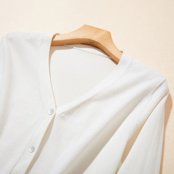 ★現貨★ 全年熱賣！ 100%純棉長袖V領開襟衫 針織系列 白色 220902-01 第2張的照片