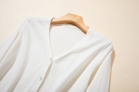 ★現貨★ 全年熱賣！ 100%純棉長袖V領開襟衫 針織系列 白色 220902-01 第2張的照片