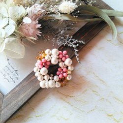 チェコビーズのお花とコットンパールのサークルブローチ　<オパックピンク> 1枚目の画像