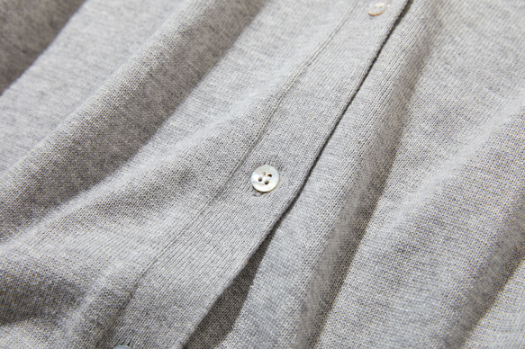 ★現貨★ 全年熱賣！ 100%純棉長袖V領開襟衫 針織系列 莫克灰 220902-03 第4張的照片