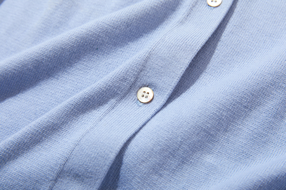 一款值得您全年使用的產品！ 100%純棉長袖V領開襟衫針織亮淺藍色220902-07 第4張的照片