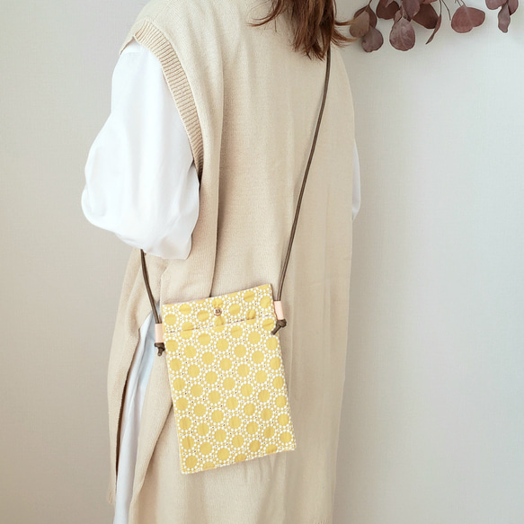 まぁるいリース刺繍のスマホショルダー/サコッシュ＊ミモザイエロー