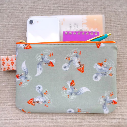 再販》リスとキノコ1＊フラットポーチ＊ファスナー18cm＊USA
