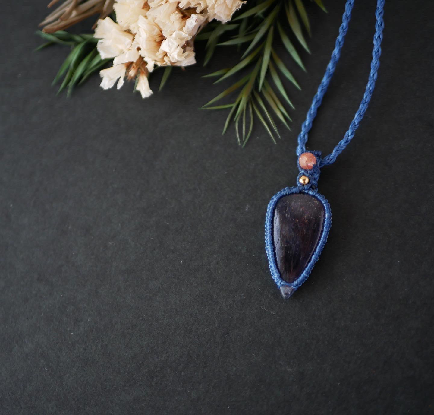 送料無料【天然石】アイオライトサンストーンマクラメネックレス