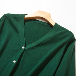 一款讓您引以為傲的產品！全年使用！ 100%純棉長袖V領開襟針織系列墨綠220902-09 第2張的照片