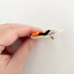 ハロウィンイメージ　手編み花モチーフとパールのリースブローチ《紫×黒×オレンジ》 5枚目の画像