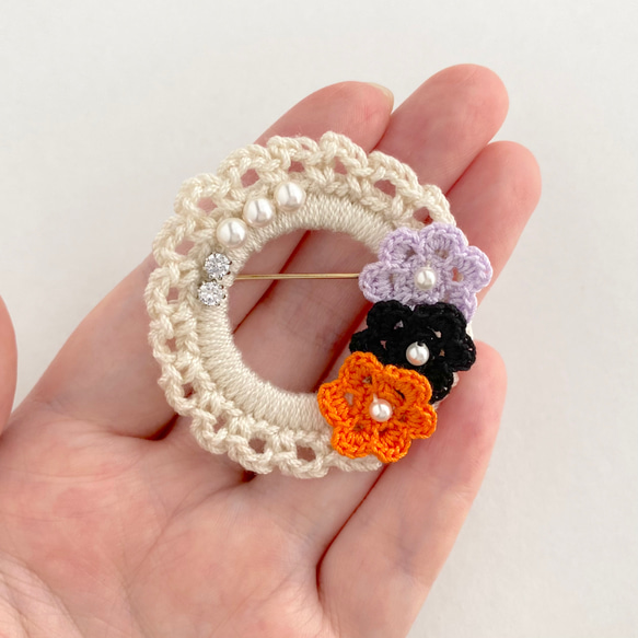 ハロウィンイメージ　手編み花モチーフとパールのリースブローチ《紫×黒×オレンジ》 2枚目の画像