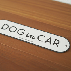 プレート型【白】DOG IN CAR マグネットステッカー 2枚目の画像