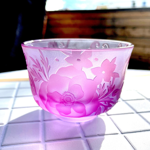 ガラスの抹茶碗 花と蝶の模様 木箱付き ガラスの抹茶碗 花と蝶の模様 木箱付き