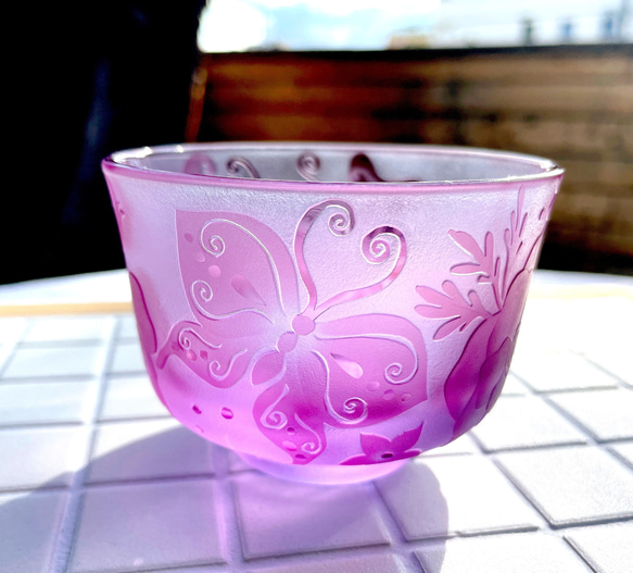 ガラスの抹茶碗 花と蝶の模様 木箱付き